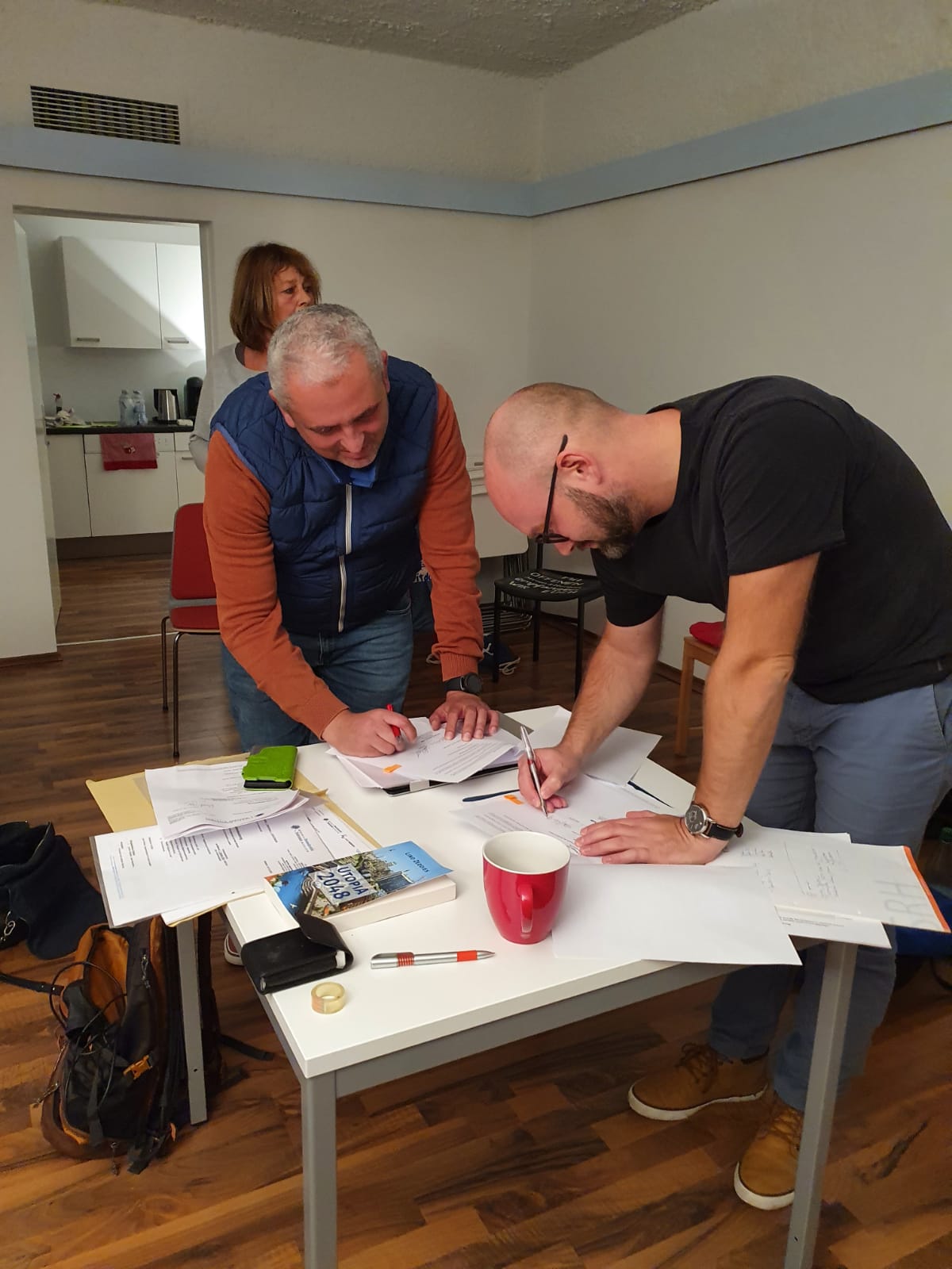 Unterzeichnung Mietvertrag Wohnzimmer Jan-Peter Oppenheimer und Adrian Seidler, 7. Okt. 2020